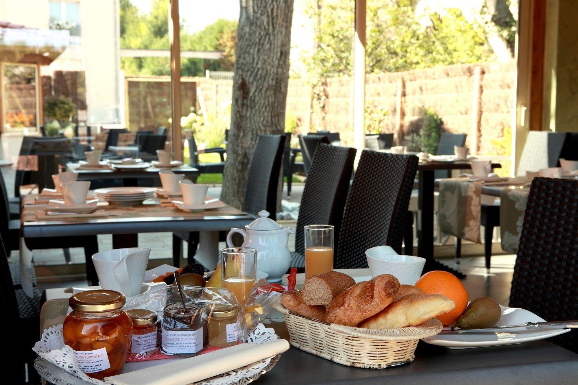 Logis Burnel Et La Cle Des Champs Hotel Rouvres-en-Xaintois Luaran gambar